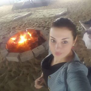 Rym Ghezali Instagram - عندما جاء التلفزيون إلى بيتي نسيت كيف أقرأ الكتب ... عندما جاءت السيارة إلى باب بيتي نسيت كيف أمشي ... عندما صار عندي موبايل نسيت كيف أكتب رسائل على الورق ... عندما صار عندي كمبيوتر نسيت كيف أهجئ الكلمات ... مع التعامل مع البنك نسيت قيمة المال ... مع رائحة العطر نسيت رائحة الورود ... مع الوجبات الجاهزة نسيت كيف يطبخ الطعام ... مع الركض المتواصل نسيت كيف أتوقف ... وأخيرا عندما صار عندي واتساب نسيت كيف أزور أهلي وأصدقائي ...
َ
َ

عندما نموت.. المال يبقى في البنك .. ورغم ذلك ونحن أحياء فليس لدينا مال كافي لنصرفه .. في الحقيقة عندما نموت يبقى الكثير من المال لم يصرف ...!! َ
َ

أحد أصحاب رؤوس الأموال في الصين مات وأرملته ورثت ( ١.٩$ ) بليون دولار .. وتزوجت سائقه ... قال السائق : كل الوقت وأنا أعتقد أنني أعمل في خدمة معلمي ... ولكن الآن فقط علمت أن معلمي كان يعمل كل الوقت من أجلي ...!! الحقيقة المرة هي :
أن تعيش أطول أكثر أهمية من أن تحصل على ثروة أكبر .. لذلك يجب أن تسعى لأن يكون جسدك صحيحآ وقويا .. في الموبايلات الأفضل .. ( ٧٠٪ ) من الميزات لا تلزمك .. في السيارات الأغلى .. ( ٧٠٪ ) من الإضافات والسرعة لاتفيدك

إذا كان عندك بيت أو فيللا ضخمة فإن( ٧٠٪ ) من المكان لاتستعمله ولايشغل بالك .. وماذا عن ملابسك ..!! ( ٧٠٪ ) منها غير ملبوسة ..!
ََ
َ
حياتك التي قضيتها في جني المال ... ٧٠٪ منها للناس الآخرين ليتمتعوا بها 
لذلك .. يجب أن تتمتع بحصتك من ال ٣٠٪
َ
َ 
١. إذهب للفحص الطبي حتى لو لم تشكو من مرض . 
٢. إشرب ماء أكثر حتى لو لم تكن عطشان

٣. تعلم أن تنسى حتى لو كانت المشكلة كبيرة

٤. إبقى متواضع، حتى لو كنت غني جدآ وفي مركز قوة

٥. تعلم أن تكون قنوعا حتى لو لم تكن غنيآ

٦. مرن عقلك وجسمك، حتى لو كنت مشغول جدآ

٧. أترك وقتآ للناس الذين يهمك أمرهم

٨ . إقضي وقت مع نفسك ، تنزه ، إقرأ ، أشكر الله على نعمه التي لا تعد ولا تحصى .

الحمدلله الحمدلله الحمدلله..🌹👍🌺🌺🌺