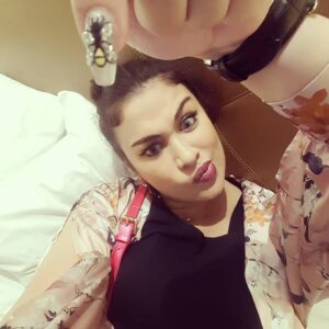 Rym Ghezali Instagram - Rym: C est quoi ca mimicha ???
Mimicha: C est l abeille de gucci...
Rym:😂😂😂😂😂😂grave zwakha esemhili 
Mimicha:Ok imala hada bouzenzal made in algeria teghlati tekhlassi...😶😶🤔😜😛😒😓😓😓 Rym: ana mkhalssa mkhalssa hahahha... 😂😂😂😂😂😂