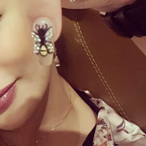 Rym Ghezali Instagram - Rym: C est quoi ca mimicha ???
Mimicha: C est l abeille de gucci...
Rym:😂😂😂😂😂😂grave zwakha esemhili 
Mimicha:Ok imala hada bouzenzal made in algeria teghlati tekhlassi...😶😶🤔😜😛😒😓😓😓 Rym: ana mkhalssa mkhalssa hahahha... 😂😂😂😂😂😂