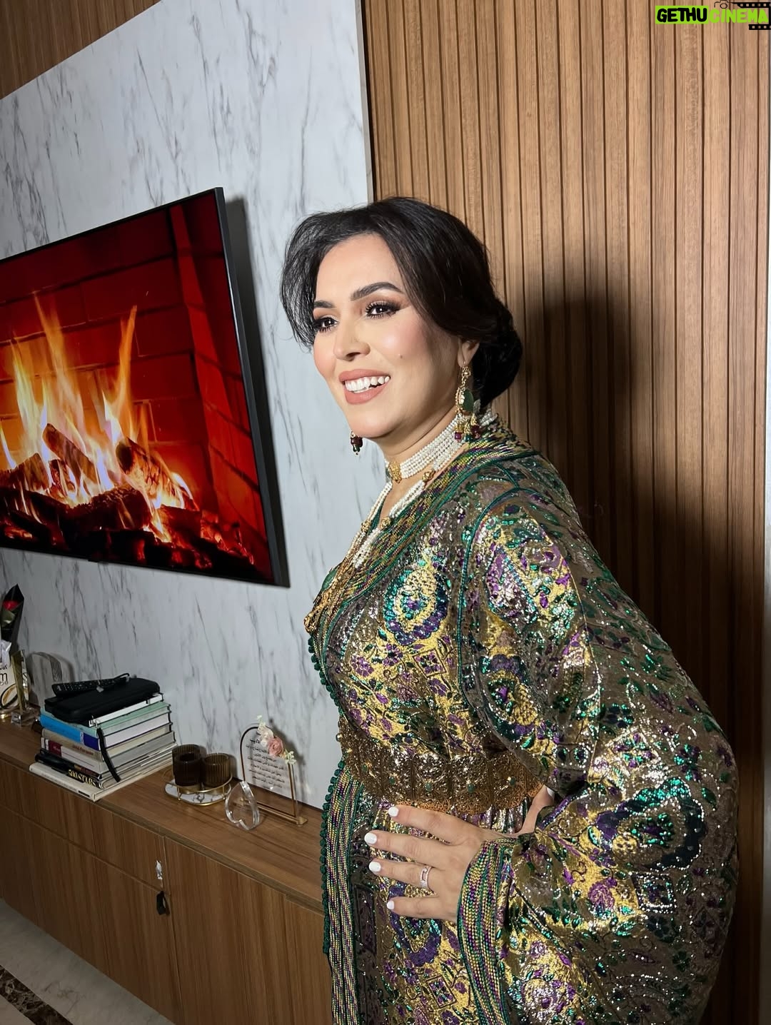 Saadia Ladib - 11.4K Likes - هناك لحظات تقتسمها مع أناس ،تحبهم ويحبونك في الله ،تشعرك بالسعادة وتبقى في الذاكرة لا تنسى أبدا 
ماكياج @makeup_armichi 
كوافير @majdaahair 
تكشيطة @negafa_armichi