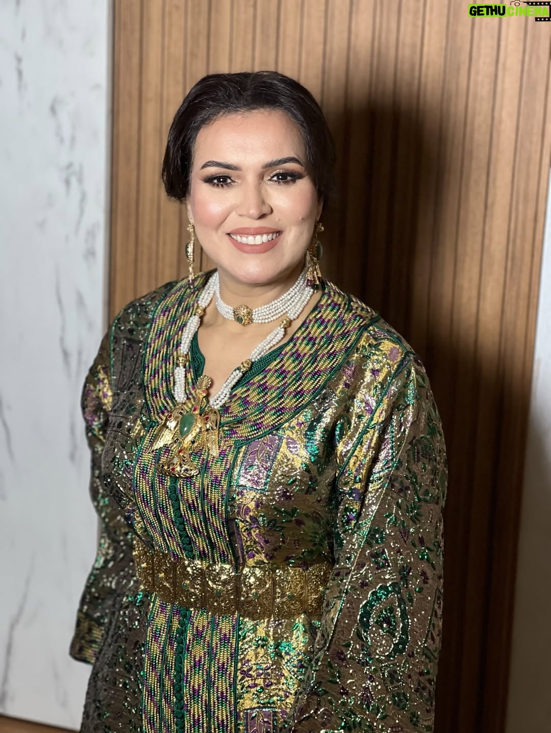 Saadia Ladib - 11.4K Likes - هناك لحظات تقتسمها مع أناس ،تحبهم ويحبونك في الله ،تشعرك بالسعادة وتبقى في الذاكرة لا تنسى أبدا 
ماكياج @makeup_armichi 
كوافير @majdaahair 
تكشيطة @negafa_armichi
