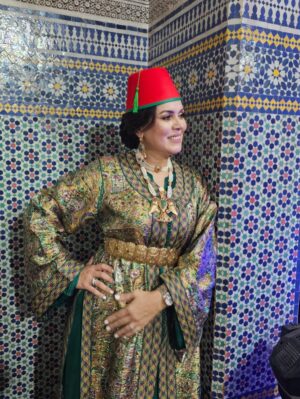Saadia Ladib Instagram - هناك لحظات تقتسمها مع أناس ،تحبهم ويحبونك في الله ،تشعرك بالسعادة وتبقى في الذاكرة لا تنسى أبدا
ماكياج @makeup_armichi
كوافير @majdaahair
تكشيطة @negafa_armichi