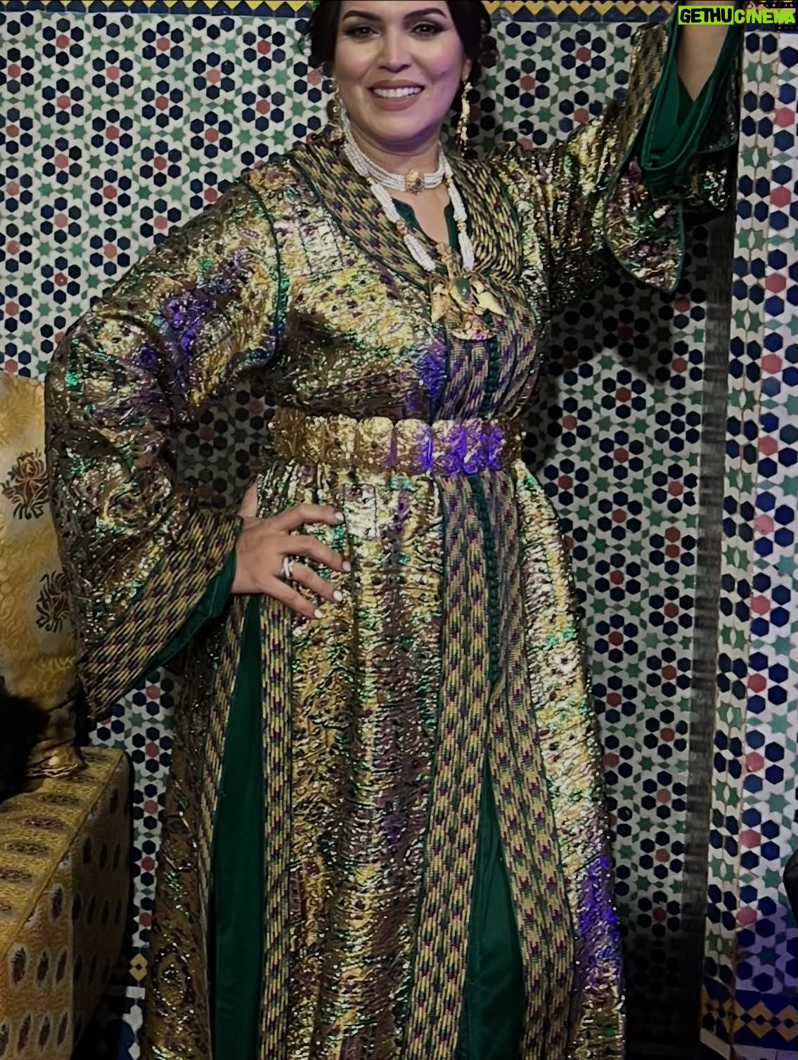 Saadia Ladib - 11.4K Likes - هناك لحظات تقتسمها مع أناس ،تحبهم ويحبونك في الله ،تشعرك بالسعادة وتبقى في الذاكرة لا تنسى أبدا 
ماكياج @makeup_armichi 
كوافير @majdaahair 
تكشيطة @negafa_armichi