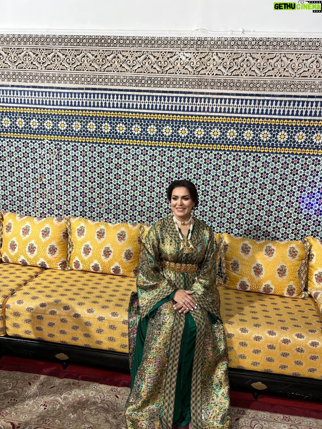 Saadia Ladib - 11.4K Likes - هناك لحظات تقتسمها مع أناس ،تحبهم ويحبونك في الله ،تشعرك بالسعادة وتبقى في الذاكرة لا تنسى أبدا 
ماكياج @makeup_armichi 
كوافير @majdaahair 
تكشيطة @negafa_armichi