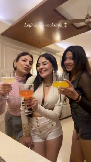 Saanya Khatter Instagram - Casually turning into bartenders w @jimmysbeverages 
#cocktails #bff #girlsnight #bartenderoftheday #fun