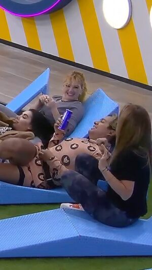Sabine Moussier Instagram - Aguien está CELOSOOOOO 😂 #LaCasaDeLosFamososMX 

Lunes a viernes, 10:00 p.m. por #El5, domingos, 8:30 p.m. por #LasEstrellas y 24/7 por #VIX 📺📱