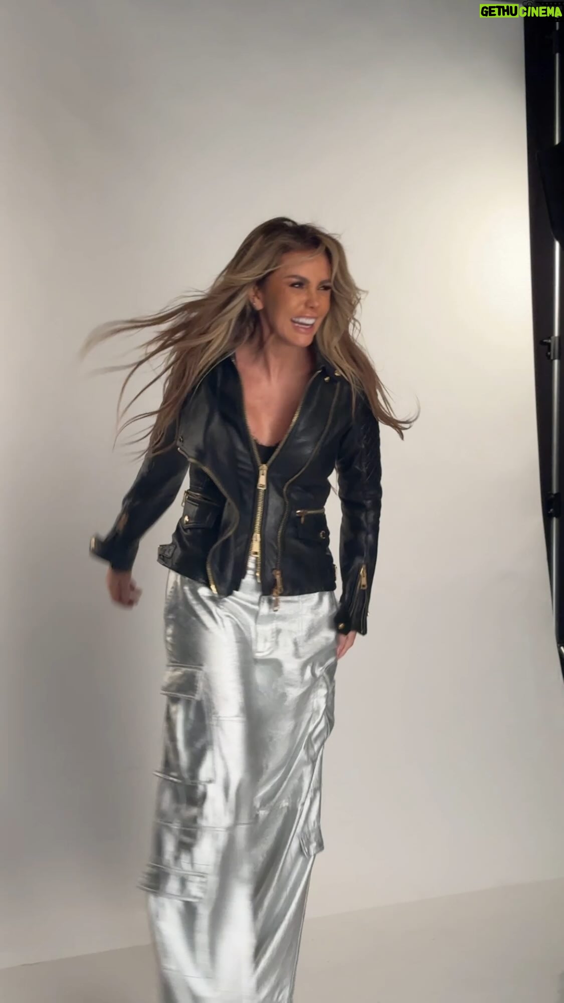 Sabine Moussier - 80.7K Likes - Backstage del photoshoot de @lacasafamososmx Los amo y gracias por el apoyo ❤️😘🫶#lacasadelosfamosos #lacasadelosfamososmx #teamsabine #sabinemoussier