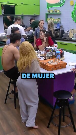 Sabine Moussier Instagram - Shanik le reclama a Sabine 😵 #LaCasaDeLosFamososMX