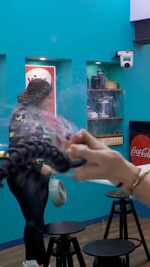Sabine Moussier Instagram - El momento en el que @sabineoficial mojó a @marianaecheve 🤣🤣🤣 #LaCasaDeLosFamososMx 

Lunes a viernes, 10:00 p.m. por #El5, domingos, 8:30 p.m. por #LasEstrellas y 24/7 por #VIX 📺📱