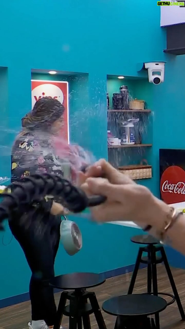 Sabine Moussier - 32.7K Likes - El momento en el que @sabineoficial mojó a @marianaecheve 🤣🤣🤣 #LaCasaDeLosFamososMx 

Lunes a viernes, 10:00 p.m. por #El5, domingos, 8:30 p.m. por #LasEstrellas y 24/7 por #VIX 📺📱