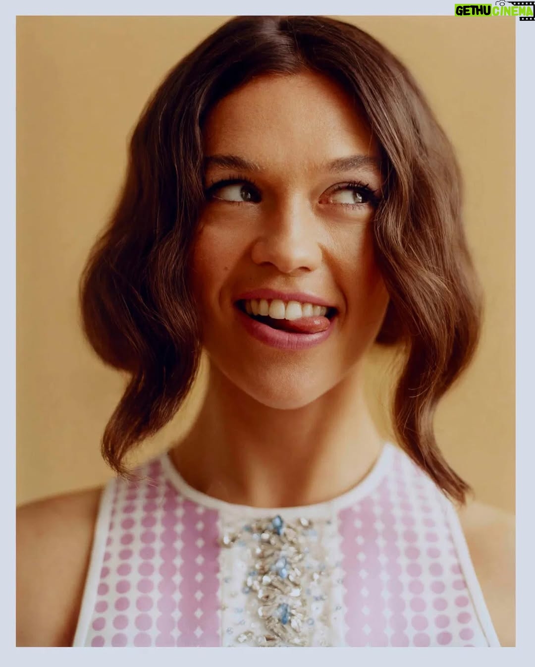Sabrina Bartlett - 10.1K Likes - 💓1883 Magazine💓
Shot by brilliant @rhysframpton 
Hair- @anastasiastylianou 
Makeup- @jacintaspencer 
Styling- @olgatimofejeva 
PR - @sarahjayner23 
@1883magazine 
#thelarkins #Bridgerton 
Link in bio to the full feature 😊