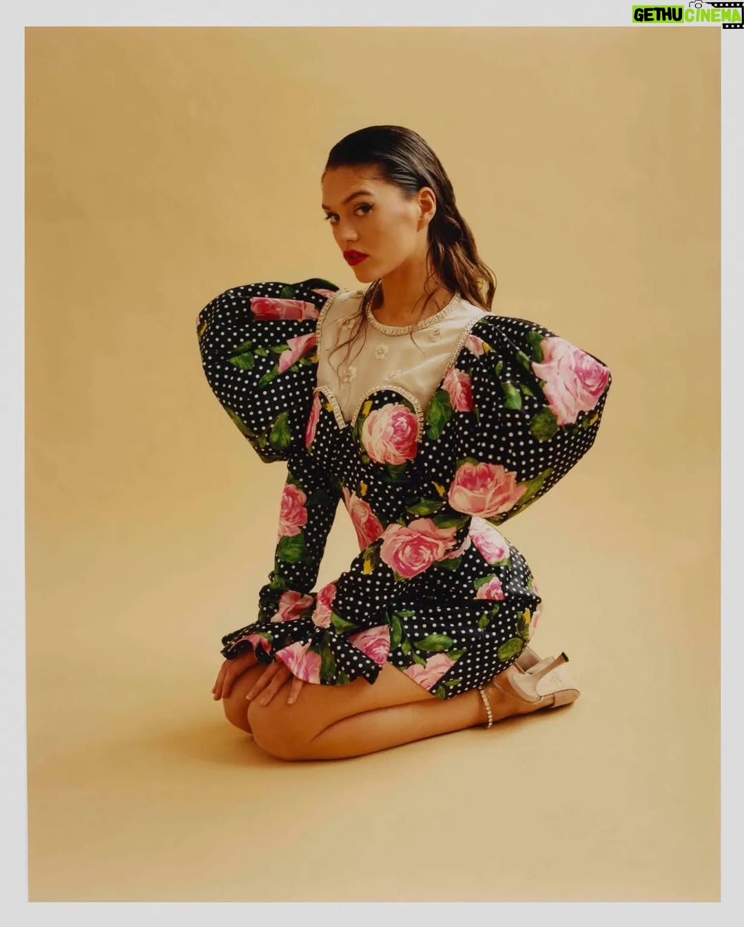 Sabrina Bartlett - 10.1K Likes - 💓1883 Magazine💓
Shot by brilliant @rhysframpton 
Hair- @anastasiastylianou 
Makeup- @jacintaspencer 
Styling- @olgatimofejeva 
PR - @sarahjayner23 
@1883magazine 
#thelarkins #Bridgerton 
Link in bio to the full feature 😊
