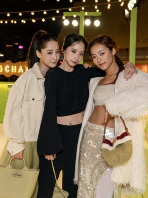 Sabrina Cheung Instagram - Our shared-memories,
softly accumulating in romance. 🤭 ⛄️ 

Gliding beneath open stars at La Patinoire @longchamp and crafting keychains together make us three become the happiesttttt kidsssss again.

#LongchampSlideInStyle #LongchampHK