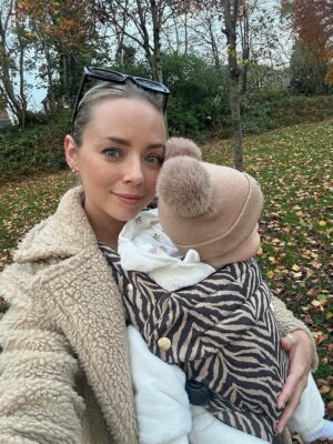 Sacha Parkinson Instagram - Life really is lovely right now 🫶🏻🍂
@bizzigrowin the dreamiest of carriers 🤎