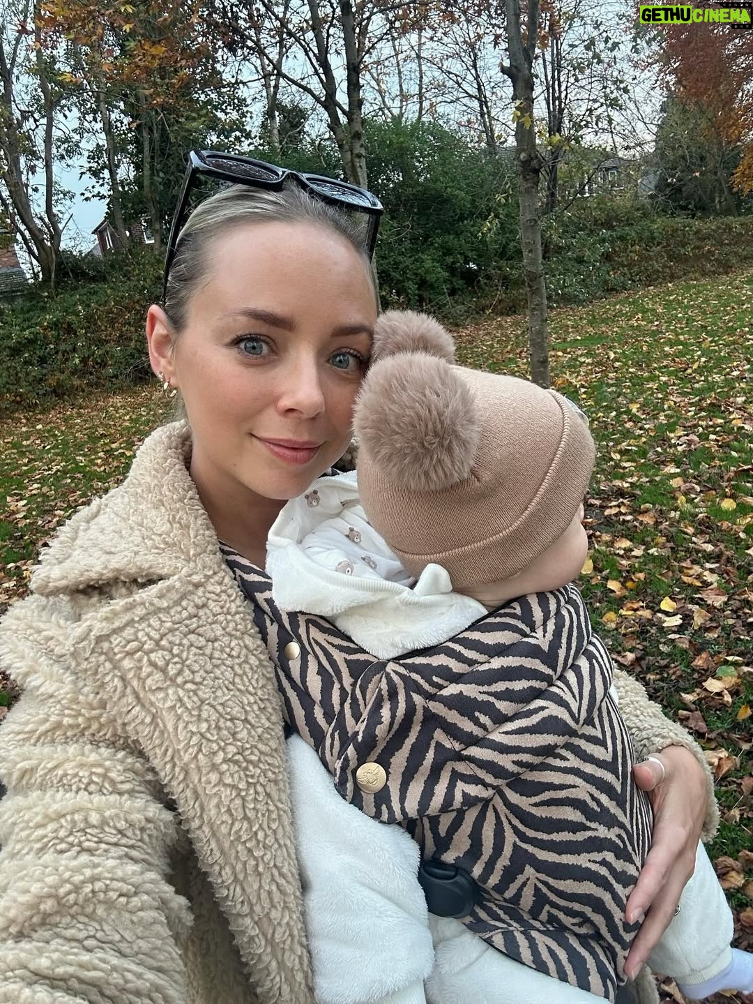 Sacha Parkinson - 2K Likes - Life really is lovely right now 🫶🏻🍂

@bizzigrowin the dreamiest of carriers 🤎