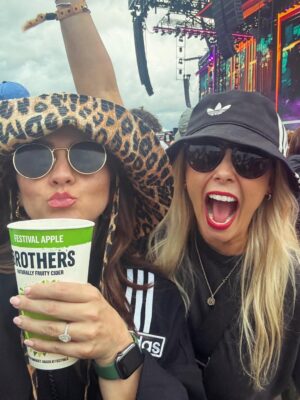 Sacha Parkinson Instagram - Oasis, my entire childhood in albums played on repeat by my pops. We both went to their last tour on different days and swore we’d go together if they ever reunited. Dreamt about it ever since. Can’t f**king believe it happened tbh. TEARS WERE SHED! Core memory. Still not over it ⚡️🤍
Best night with the best humans!