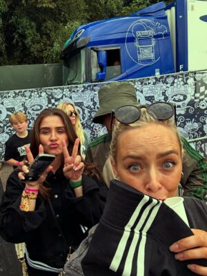 Sacha Parkinson Instagram - Oasis, my entire childhood in albums played on repeat by my pops. We both went to their last tour on different days and swore we’d go together if they ever reunited. Dreamt about it ever since. Can’t f**king believe it happened tbh. TEARS WERE SHED! Core memory. Still not over it ⚡️🤍
Best night with the best humans!
