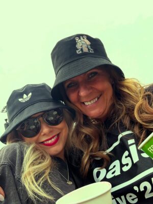 Sacha Parkinson Instagram - Oasis, my entire childhood in albums played on repeat by my pops. We both went to their last tour on different days and swore we’d go together if they ever reunited. Dreamt about it ever since. Can’t f**king believe it happened tbh. TEARS WERE SHED! Core memory. Still not over it ⚡️🤍
Best night with the best humans!