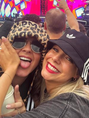 Sacha Parkinson Instagram - Oasis, my entire childhood in albums played on repeat by my pops. We both went to their last tour on different days and swore we’d go together if they ever reunited. Dreamt about it ever since. Can’t f**king believe it happened tbh. TEARS WERE SHED! Core memory. Still not over it ⚡️🤍
Best night with the best humans!