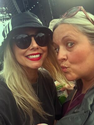 Sacha Parkinson Instagram - Oasis, my entire childhood in albums played on repeat by my pops. We both went to their last tour on different days and swore we’d go together if they ever reunited. Dreamt about it ever since. Can’t f**king believe it happened tbh. TEARS WERE SHED! Core memory. Still not over it ⚡️🤍
Best night with the best humans!