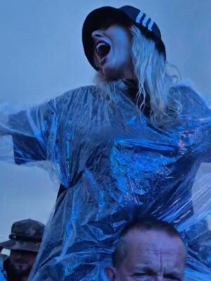 Sacha Parkinson Instagram - Oasis, my entire childhood in albums played on repeat by my pops. We both went to their last tour on different days and swore we’d go together if they ever reunited. Dreamt about it ever since. Can’t f**king believe it happened tbh. TEARS WERE SHED! Core memory. Still not over it ⚡️🤍
Best night with the best humans!