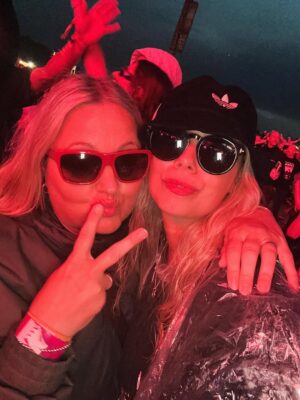 Sacha Parkinson Instagram - Oasis, my entire childhood in albums played on repeat by my pops. We both went to their last tour on different days and swore we’d go together if they ever reunited. Dreamt about it ever since. Can’t f**king believe it happened tbh. TEARS WERE SHED! Core memory. Still not over it ⚡️🤍
Best night with the best humans!