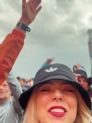Sacha Parkinson Instagram - Oasis, my entire childhood in albums played on repeat by my pops. We both went to their last tour on different days and swore we’d go together if they ever reunited. Dreamt about it ever since. Can’t f**king believe it happened tbh. TEARS WERE SHED! Core memory. Still not over it ⚡️🤍
Best night with the best humans!