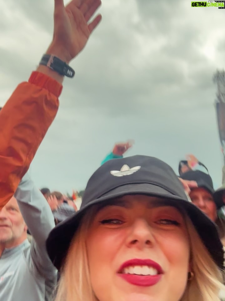 Sacha Parkinson - 4K Likes - Oasis, my entire childhood in albums played on repeat by my pops. We both went to their last tour on different days and swore we’d go together if they ever reunited. Dreamt about it ever since. Can’t f**king believe it happened tbh. TEARS WERE SHED! Core memory. Still not over it ⚡️🤍 

Best night with the best humans!