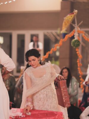 Sahar Hashmi Instagram - Winter baddie but make it Desi š¦šŖ
Team š
@stylebylaibaaa @moirebyasma @zevargram @agoldstoryofficial @sanabutt54 @leadwalkofficial
šø 2//beautiful candids @saifsheikh_photography_films
first half @usmanisproduction.pk