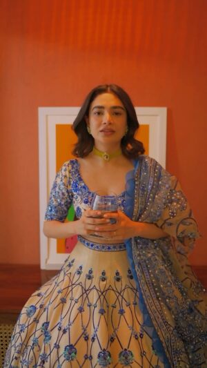 Saheefa Jabbar Khattak Instagram - Love @sobia93 and everything she does. Couldn’t help relating hard to this. Girl you have a vibe to die for!! 🤍💜
Wearing @nomiansari @ansarialert
Hair and Makeup @usam_here
Videographer @hammzzaaa
Bed @a.z.livingspaces
Jewels @bali.knack