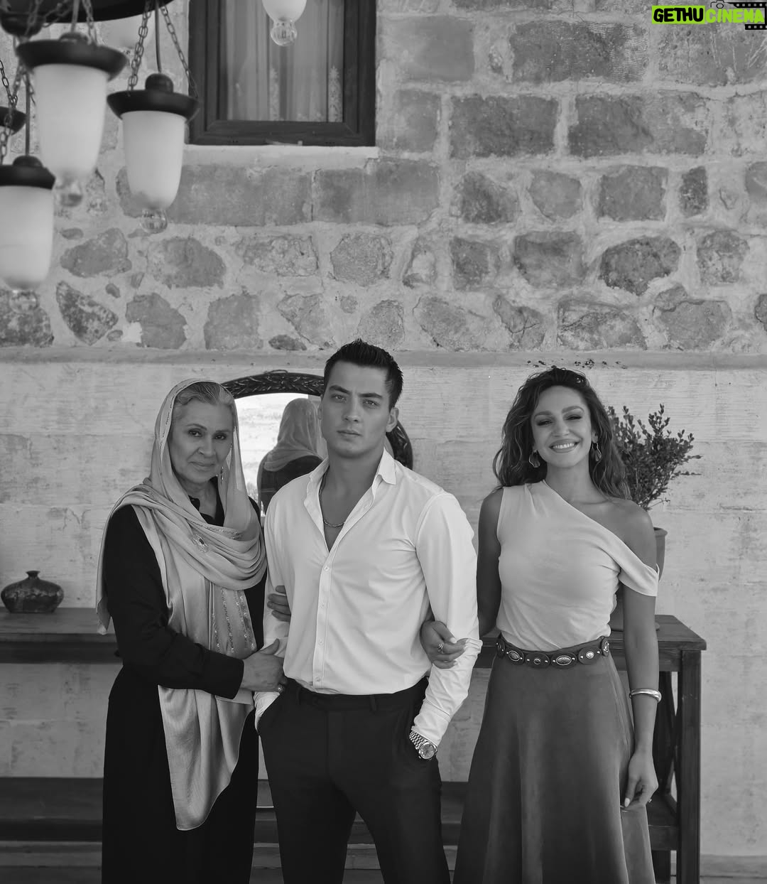 Sahra Şaş - 249.5K Likes - Günlerden bir set günü 
#uzakşehir