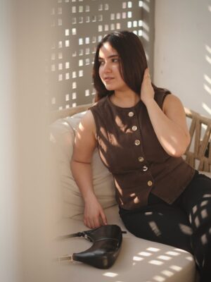 Sakshi Agrawal Instagram - Brown sugar season? 🤎🧸

.

.

.
#brown #portraits #lookoftheday #waistcoat 
[outfit of the day, browns, neutral color, basics, waistcoats]
