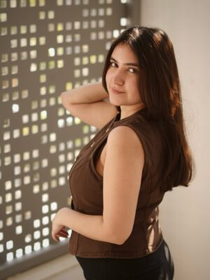 Sakshi Agrawal Instagram - Brown sugar season? 🤎🧸

.

.

.
#brown #portraits #lookoftheday #waistcoat 
[outfit of the day, browns, neutral color, basics, waistcoats]