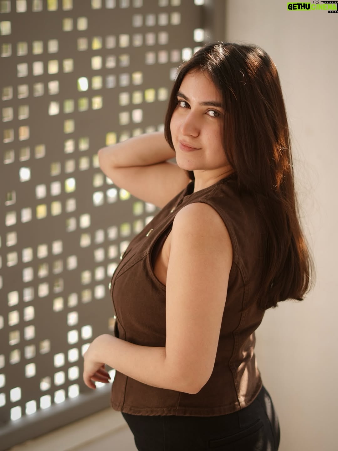 Sakshi Agrawal - 2.3K Likes - Brown sugar season? 🤎🧸

.

.

.
#brown #portraits #lookoftheday #waistcoat 
[outfit of the day, browns, neutral color, basics, waistcoats]