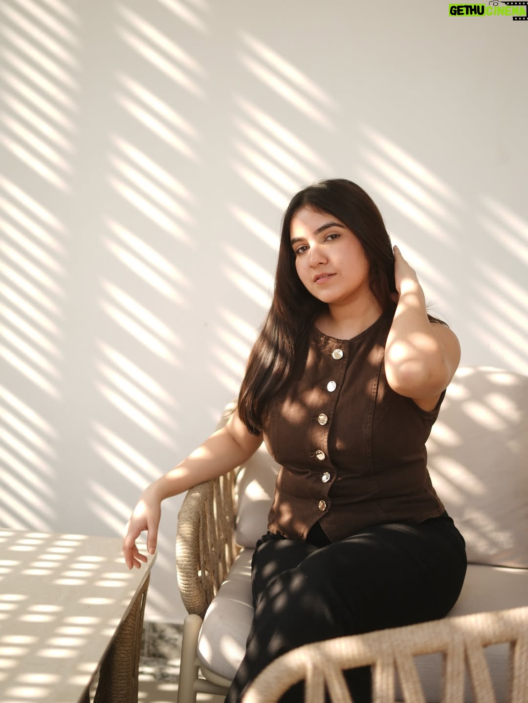 Sakshi Agrawal - 2.3K Likes - Brown sugar season? 🤎🧸

.

.

.
#brown #portraits #lookoftheday #waistcoat 
[outfit of the day, browns, neutral color, basics, waistcoats]
