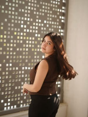 Sakshi Agrawal Instagram - Brown sugar season? 🤎🧸

.

.

.
#brown #portraits #lookoftheday #waistcoat 
[outfit of the day, browns, neutral color, basics, waistcoats]