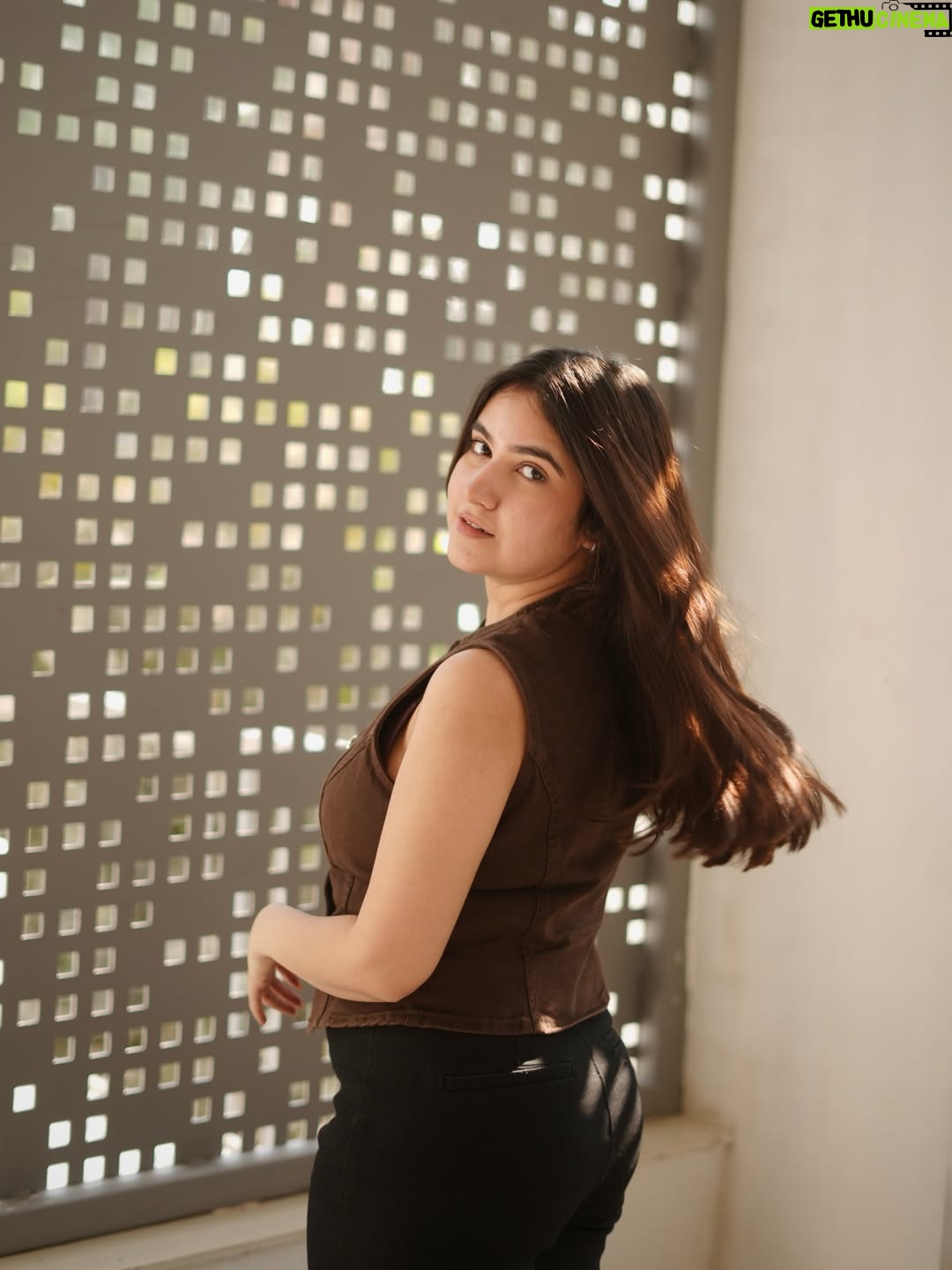 Sakshi Agrawal - 2.3K Likes - Brown sugar season? 🤎🧸

.

.

.
#brown #portraits #lookoftheday #waistcoat 
[outfit of the day, browns, neutral color, basics, waistcoats]