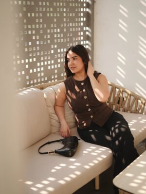 Sakshi Agrawal Instagram - Brown sugar season? 🤎🧸

.

.

.
#brown #portraits #lookoftheday #waistcoat 
[outfit of the day, browns, neutral color, basics, waistcoats]