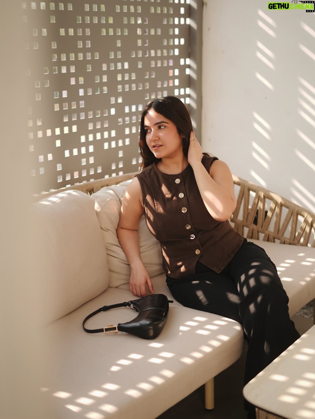 Sakshi Agrawal - 2.3K Likes - Brown sugar season? 🤎🧸

.

.

.
#brown #portraits #lookoftheday #waistcoat 
[outfit of the day, browns, neutral color, basics, waistcoats]