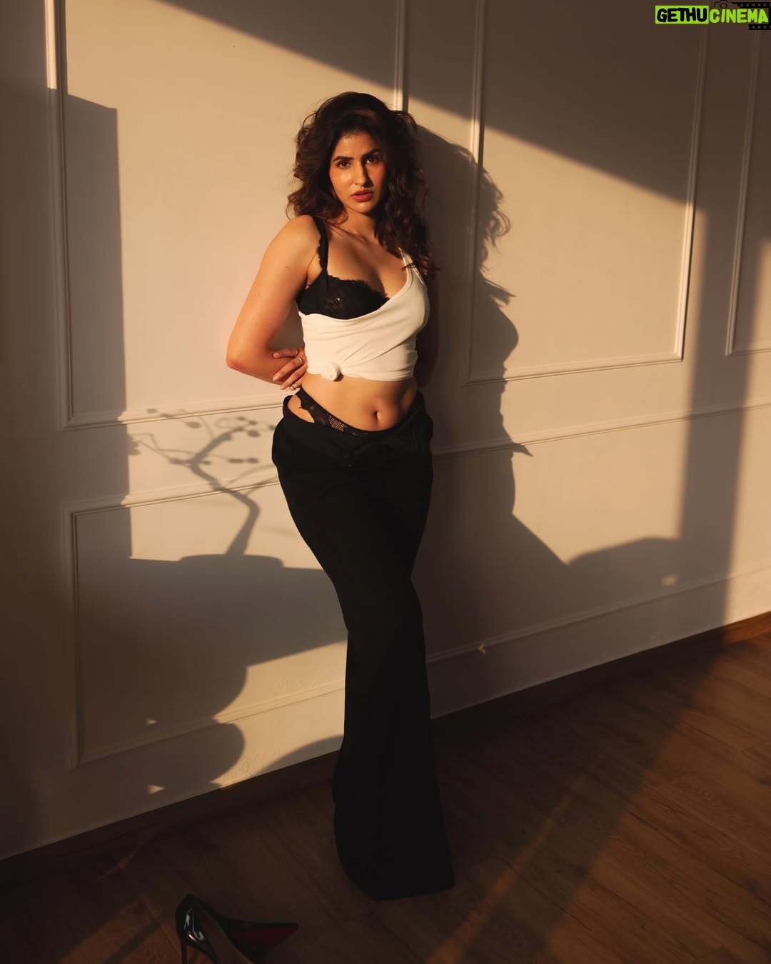 Sakshi Malik - 178.5K Likes - Golden hour did most of the talking 

📸: @pranjalj.111 
Styling: @nupur_p @gaurvivdesai 
Makeup: @nishisingh_muah 
Hair: @gorandek