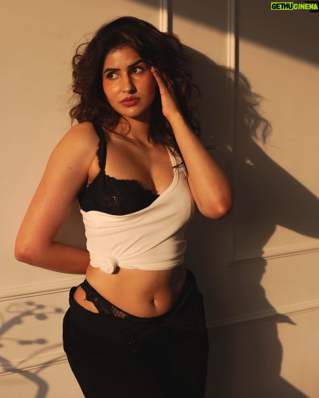 Sakshi Malik - 178.5K Likes - Golden hour did most of the talking 

📸: @pranjalj.111 
Styling: @nupur_p @gaurvivdesai 
Makeup: @nishisingh_muah 
Hair: @gorandek