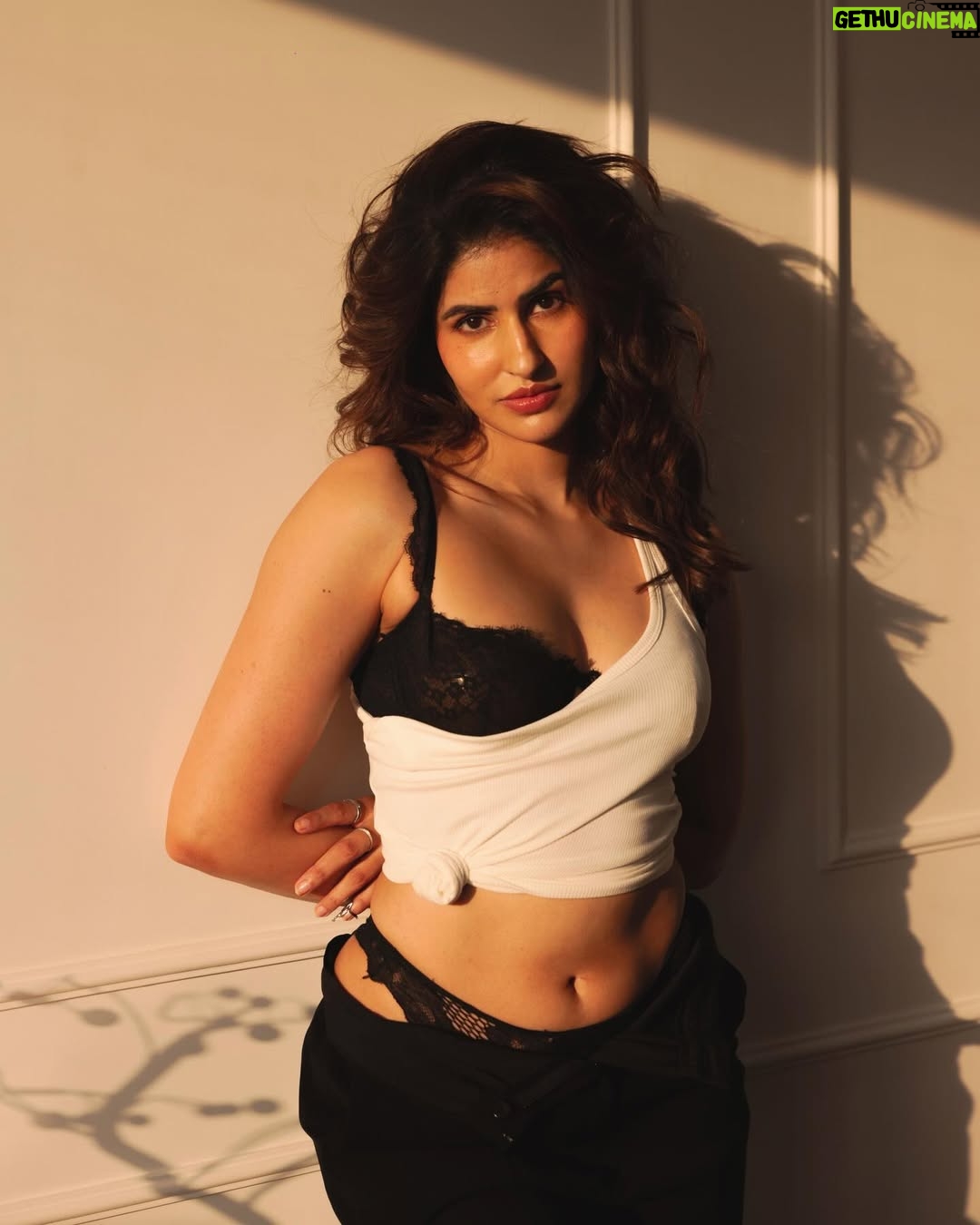 Sakshi Malik - 178.5K Likes - Golden hour did most of the talking 

📸: @pranjalj.111 
Styling: @nupur_p @gaurvivdesai 
Makeup: @nishisingh_muah 
Hair: @gorandek