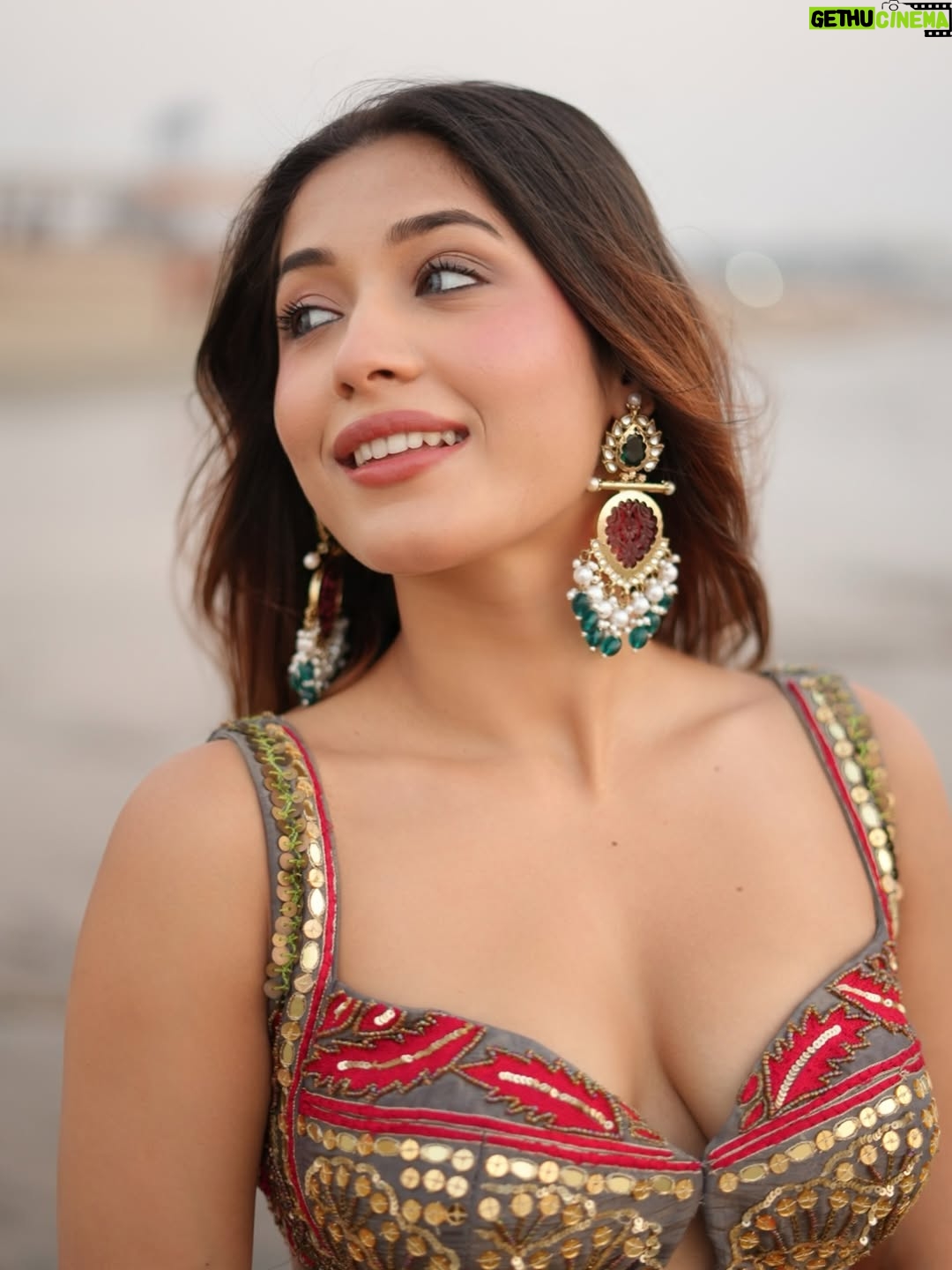 Sakshi Shrivas - 120.3K Likes - When in doubt, post everything and let Instagram deal with it... btw which ones your fav? ❤️✨