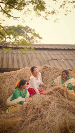 Sakshi Shrivas Instagram - Channelling my inner Punjabi Kudi 🤌 exactly how I would sneak out of my house to chill with my Sakhi’s 😬
Genuinely had sooo much fun shooting this one🫶🏻
@pragati_nagpal such a nice song 🤌❤️
Shot by: @damnhapppy
Hair by: @hair_house_1111
#Ishare #Sakshishrivas