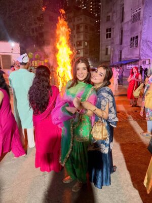 Sakshi sharma Instagram - ਲੋਹੜੀ 🔥🥜🙏🏻 
13/01/2026 
Suit @shopmulmul 
#styledwithgumani #livinginwithGGandP