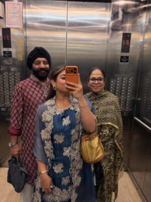 Sakshi sharma Instagram - ਲੋਹੜੀ 🔥🥜🙏🏻 
13/01/2026 
Suit @shopmulmul 
#styledwithgumani #livinginwithGGandP