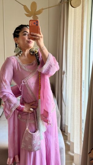 Sakshi sharma Instagram - ਲੋਹੜੀ do Vadaiyan saareyan nu 🪷🙏🏻🔥
Suit @seher.studio 
Earrings @knotmecutejewels 
Paranda locally shopped . 
#styledwithgumani 
Save it for aaj ki full on punjabi vibe 🙏🏻😘
Also makeup acha laga ho toh comment zaroor karna 
#lohri #happylohri #punjab #punjabi