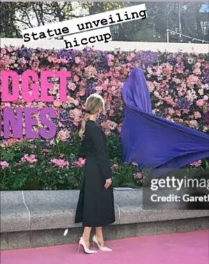 Sally Phillips Instagram - Thank you @workingtitlefilms for the joy that is the Bridget universe. Congratulations all on the statue. Lovely to see you @renee__zellweger_ @filmbymichaelmorris @jowallett @helenfielding @leowoodall @chiwetelejiofor__