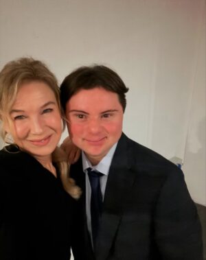 Sally Phillips Instagram - Thank you @workingtitlefilms for the joy that is the Bridget universe. Congratulations all on the statue. Lovely to see you @renee__zellweger_ @filmbymichaelmorris @jowallett @helenfielding @leowoodall @chiwetelejiofor__