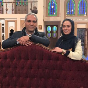 Samaneh Pakdel Instagram - دوستان عزيزم امشب ساعت ٢١ با برنامه دورهمى از شبكه نسيم در خدمتتون هستم 
تكراز برنامه ساعت ٣ بامداد و روز جمعه ساعت  ١٤ ظهر🌹🙋🌹
#سمانه_پاكدل #مهران_مديرى#دورهمى#شبكه_نسيم #عكس #عيد#نوروز
❤🌹❤
ممنون از دوست خوبم هانيه حدادى بابت طراحى لباس💗💗💗